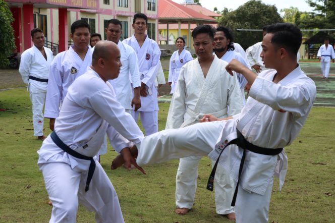 
					38 personel Polres Bintan dan Polsek jajaran pada periode Januari 2025 lakukan ujian kenaikan pangkat setingkat lebih tinggi dari pangkat yang disandang sekarang, salah satunya lulus ujian bela diri, Senin (5/8/2024).