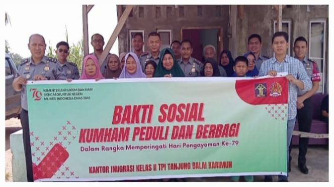 
					Kantor Imigrasi Kelas II TPI Tanjung Balai Karimun, Kanwil Kemenkumham Kepri melaksanakan Bakti Sosial Membagikan Sembako kepada warga kurang mampu, Selasa (6/8/2024).