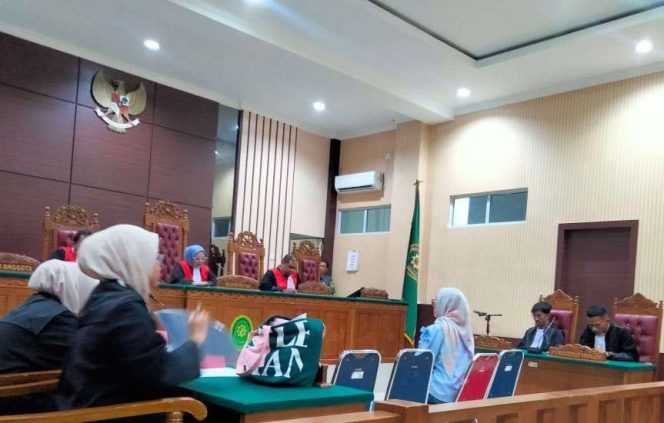 
					Sidang vonis Wita Julia Putri, terdakwa kasus penggelapan dana penjualan tiket PT. Magna Rizky Tour and Travel di Pengadilan Negeri (PN) Tanjungpinang, Selasa (6/8/2024). Foto: Asfanel/HarianHaluanKepri