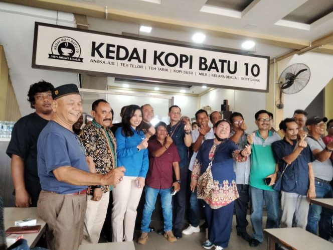 
					Foto bersama Kasi Penkum Kejati Kepri, Denny Anteng Prakoso, SH,.MH usai gelar Coffee Morning bersama sejumlah Awak media di Kedai Kopi Batu 10 Tanjungpinang, Selasa, (6/8/2024).