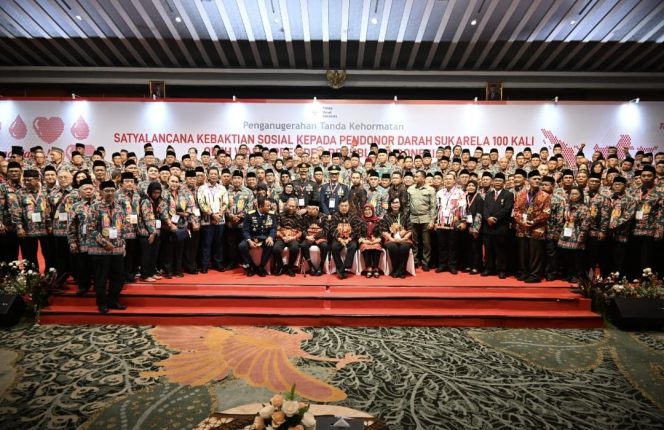 
					Wakil Presiden RI, Ma'ruf Amin foto bersama usai menyematkan tanda jasa, atas penganugerahan Satyalencana Kebaktian Sosial kepada 1.591 orang donor darah tetap diseluruh Indonesia.