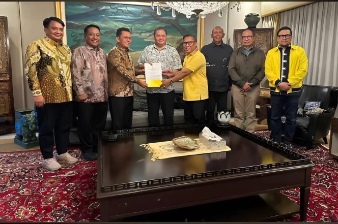 
					Ketum Partai Golkar, Airlangga Hartarto menyerahkan SK Rekomendasi pada pasangan Ansar Ahmad dan Nyanyang Haris Pratamura sebagai Bakal Calon Gubernur dan Wakil Gubernur Kepri Rabu (7/8/2024) di Jakarta.