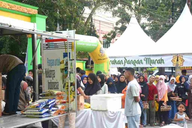 
					Warga berburu bahan pokok murah di GPM, Kamis (8/8/2024). 