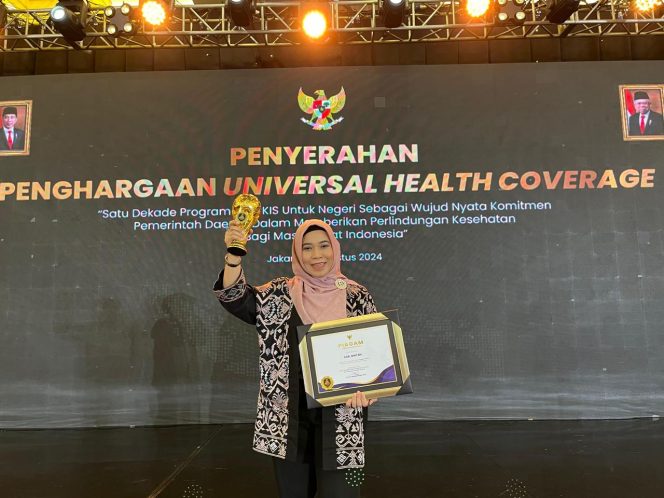 
					Pemkab Bintan menerima Penghargaan UHC Awards Tahun 2024, Kamis (8/8/2024) di Krakatau Grand Ballroom TMII Jakarta diterima oleh Kepala Dinkes Bintan Retno Riswati.