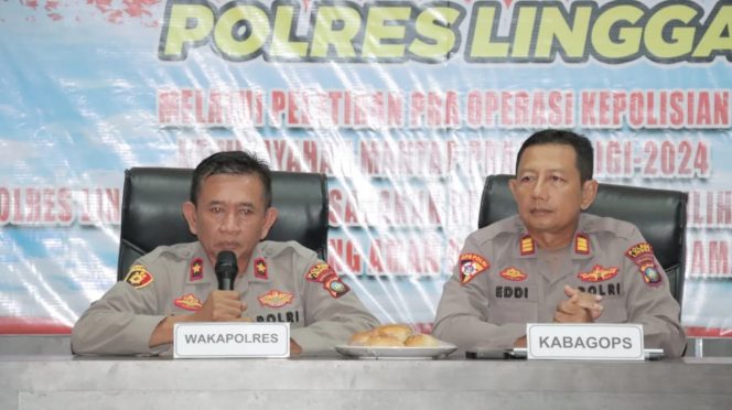 
					Wakapolres Lingga, Kompol Andi Sutrisna SH MH (kiri) saat memberikan arahan dalam kegiatan Latihan Pra Operasi