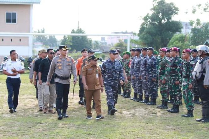 
					Kapolres Lingga, AKBP Apri Fajar bersama Forkopinda memeriksa barisan Apel Gelar Pasukan Operasi Mantap Praja Seligi 2024