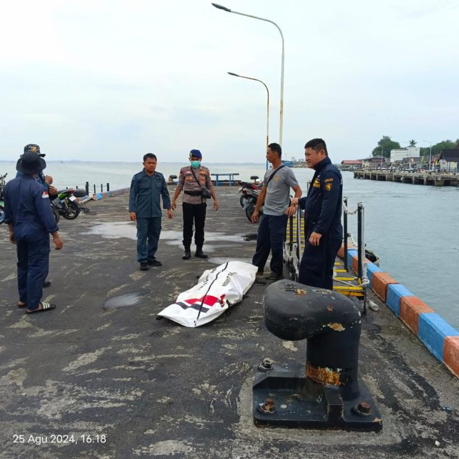 
					Kondisi sesosok mayat berjenis kelamin laki-laki yang belum diketahui identitasnya saat ditemukan mengapung di perairan Lobam Laut, Bintan oleh kru kapal TB Jala Patra, Minggu (25/8/2024).