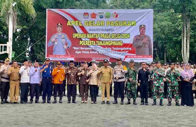 
					Pj Walikota Tanjungpinang Andri Rizal mengikuti upacara gelar pasukan Operasi Mantap Praja Seligi 2024 di Lapangan Pamedan Ahmad Yani Tanjungpinang, Senin (26/8).