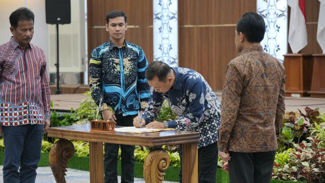 
					Menko Airlangga Lantik Anggota Bidang Administrasi dan Keuangan BP Batam