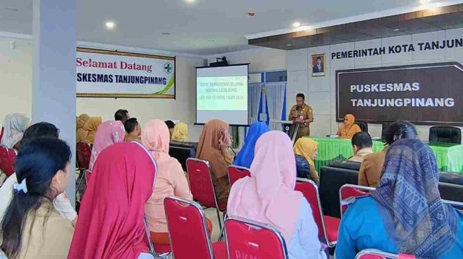 
					TANJUNGPINANG (HK) - Dinas Kesehatan, Pengendalian Penduduk dan Keluarga Berencana Kota Tanjungpinang lakukan rapat pembentukan dan evaluasi jejaring skrining layak hamil, antenatal care dan stunting di Aula Puskesmas Tanjungpinang, Selasa (27/8).