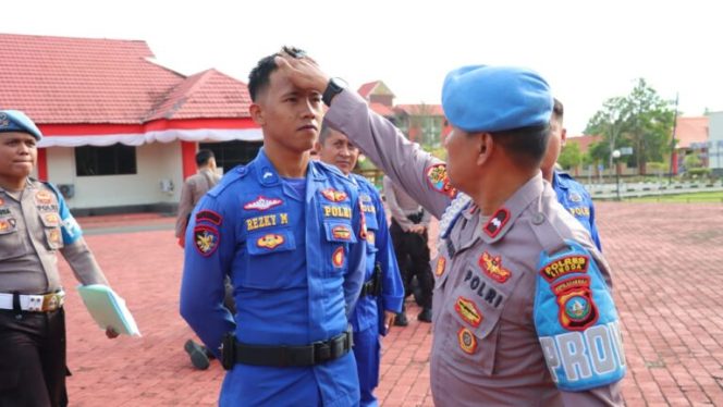 
					Propam Polres Lingga memeriksa kerapian personil dalam pemeriksaan perlengkapan personil