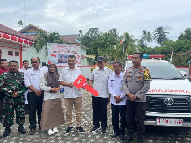 
					Bupati Siswandi menyerahkan satu unit Ambulans ke Puskesmas Sedanau