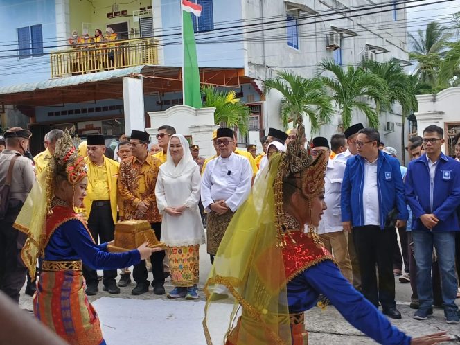 
					Pasangan Calon Bupati Natuna, Cen Sui Lan - Jarmin Sidik disambut tim tari yang disiapkan KPU Natuna.