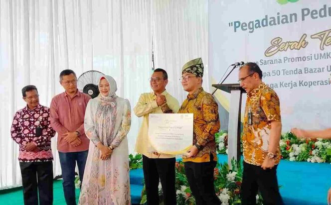 
					Pj Walikota Tanjungpinang Andri Rizal menyerahkan bantuan kepada pelaku UMKM dari program CSR PT. Pegadaian,
Kamis (29/8/2024).