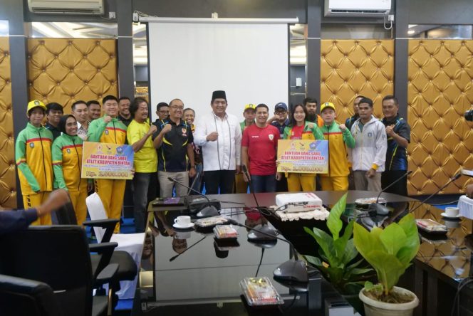 
					Bupati Bintan Roby saat penyerahan uang saku kepada atlet, Jum'at (30/08) di Ruang Rapat II Bandar Seri Bentan.