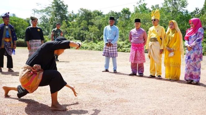 
					Bupati Lingga, Muhammad Nizar dan istri disambut pencak silat saat menghadiri perjamuancdan silaturahmi Zuriat  dan Kerabatan Kesultanan Riau- Lingga di Gedung LAM Kabupaten Lingga