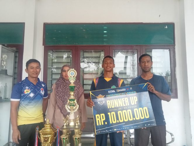 
					 warnita wakil kesiswaan,Muhammad Alfin, kiper futsal, Budi Hario pembina futsal, pembina Pramuka Ali Irwan dan Gusnaiti.
Warnita Wakil Kesiswaan, Muhammad Alfin, kiper futsal, Budi Hario pembina futsal, pembina Pramuka Ali Irwan dan Gusnaiti.
Foto: Atika/HarianHaluanKepri