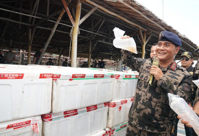 
					Direktur Jenderal Pengawasan Sumber Daya Kelautan dan Perikanan (PSDKP), Dr. Pung Nugroho Saksono (Ipunk) saat konferensi pers di Batam, Kamis (22/8/2024)