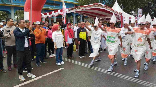 
					Pj Walikota Tanjungpinang Andri Rizal melepas gerak jalan 17 km, Minggu (25/8)