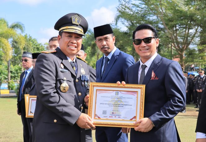 
					Wabup Bintan Osit menerima penghargaan dari Kakanwil Kemenkumham Kepri I Nyoman Gede Surya Mataram memperingati Hari Pengayoman ke -79