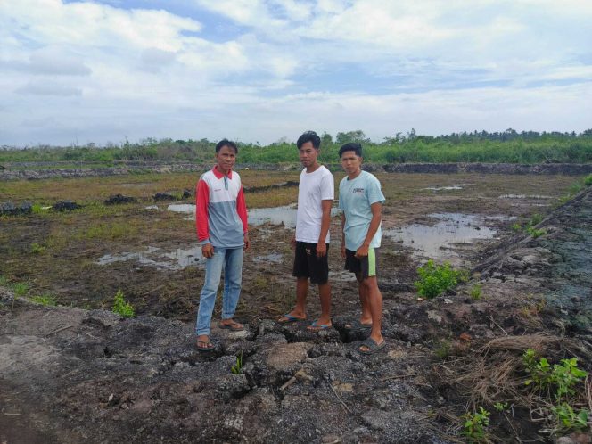 
					Ketua Kelompok Budidaya Udang Desa Tinjul, Abu Bakar dan anggota diatas lahan yang telah disiapkan udang tambak udang vaname