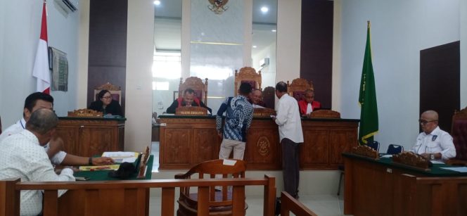 
					Sidang perdana gugatan perdata perbuatan melawan hukum atas kematian almarhumah Dina Fitria, pengendara sepeda motor di Jalan DI Panjaitan KM 7 mulai digelar di Pengadilan Negeri Tanjungpinang, Selasa (13/08/2024).