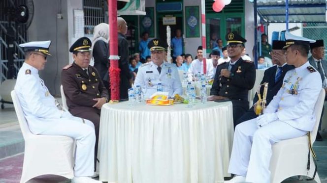 
					Bupati Lingga, Muhammad Nizar bersama Ketua DPRD Kabupaten Lingga saat menghadiri pemberian remisi di Lapas Dabo Singkep