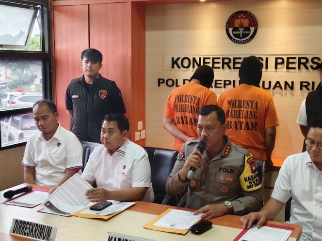 
					Polda Kepri menggelar konferensi pers ungkap kasus penangkapan dua pelaku penipuan dengan menghipnotis korban, Rabu (04/09/2024).