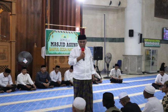 
					Bupati Natuna Wan Siswandi meresmikan Masjid Agung Baitul Izza, Senin (23/9) malam, usai melaksanakan Shalat Magrib