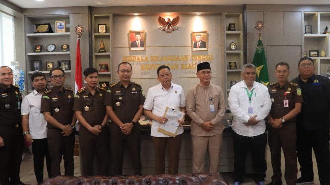 
					Kajati Kepri, Teguh Subroto menerima dokumen hasil perhitungan kerugian keuangan negara dari Kepala Kantor Perwakilan BPKP Provinsi Kepri dalam Perkara Dugaan Tindak Pidana Korupsi PNBP Jasa Pemanduan dan Penundaan Kapal pada Pelabuhan Sewilayah Batam, di Ruang Kerja Kajati Kepri, di Tanjungpinang, Selasa (24/09/2024)