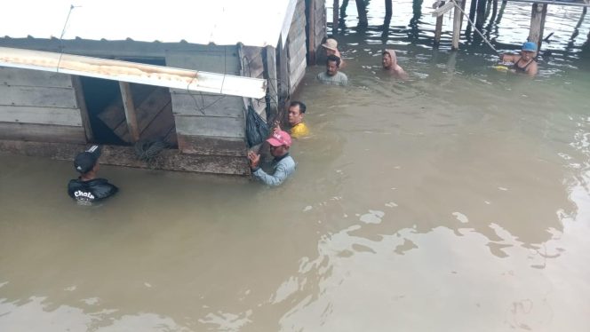 
					Rumah Warga di Pulau Buruh yang ambruk dan jatuh ke Laut
