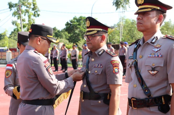 
					Kapolres Bintan, AKBP Riky Iswoyo memimpin Sertijab, Wakapolres, Kompol Amir Hamzah, digantikan oleh Kompol Heri Sujadi, di halaman Mapolres Bintan, Sabtu (28/09/2024).