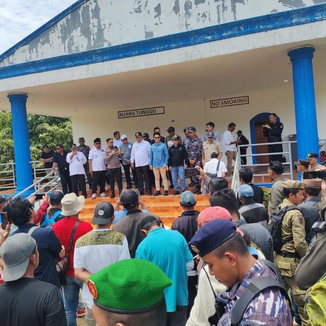 
					SKK Migas bersama KKKS berdialog dengan warga di Desa Payamaran, Kecamatan Palmatak, dan sepakati 15 poin tuntutan warga.