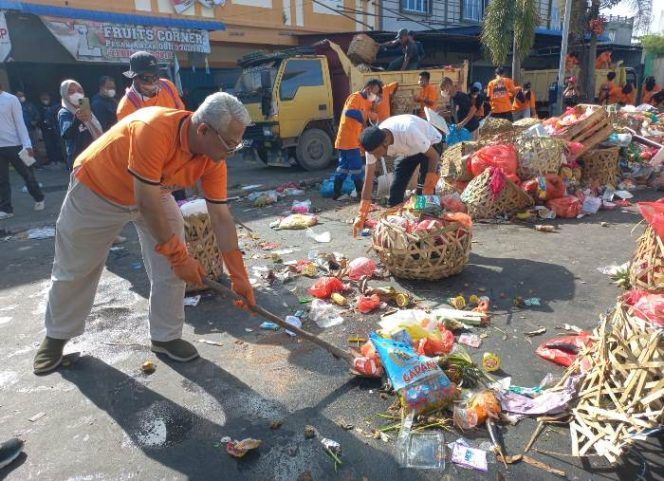 
					Calon wakil Bupati Karimun, Raja Bakhtiar gotong royong bersama tim paslon BARA membersihkan gunungan sampah di Pasar Puan Maimun, Karimun. (Ist)