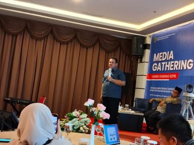 
					Kepala Kakanwil Kemenag Provinsi Kepri, Mahbub Daryanto memaparkan beberapa programnya di acara media gatering, Jumat (30/8) malam