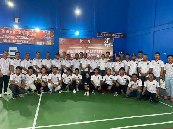 
					 panitia dan peserta turnamen badminton merah putih cup II berfoto bersama