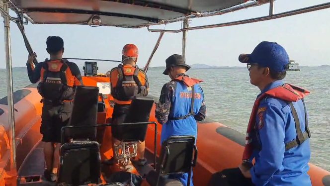 
					Tim Gabungan melakukan upaya penyisiran di lokasi hilangnya Siswi SMA di Kundur. (Foto: Basarnas Karimun)