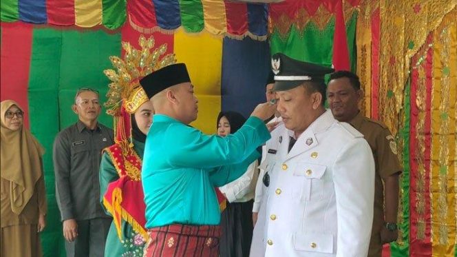 
					Bupati Lingga, Muhammad Nizar melantik Kades PAS Sungai Buluh