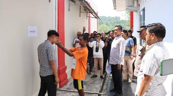 
					Reka Ulang Adegan Pembunuhan di Desa Cempa oleh Satreskrim Polres Lingga