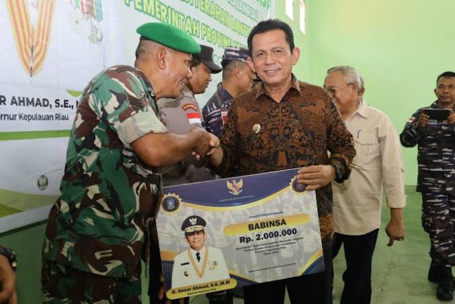 
					Gubernur Kepri Ansar Ahmad saat menyerahkan insentif secara simbolis kepada TNI dan Polri