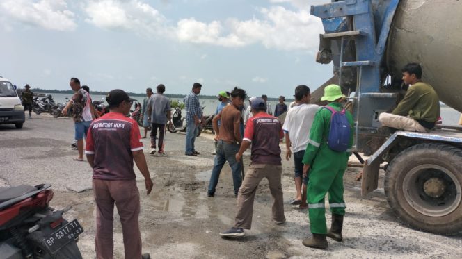 
					Warga Natuna gotong royong perbaikan jalan.