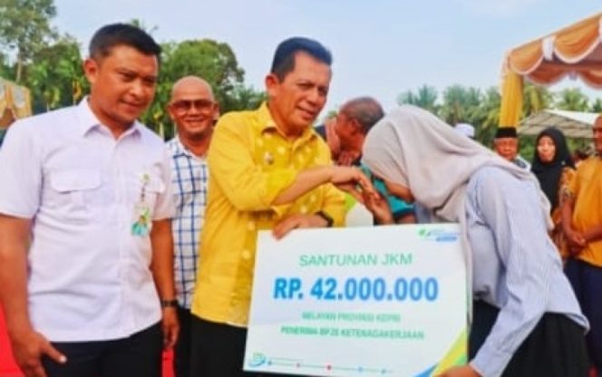 
					Gubernur Kepri Ansar Ahmad menyerahkan secara simbolis santunan JKM dalam kunjungannya ke Karimun,