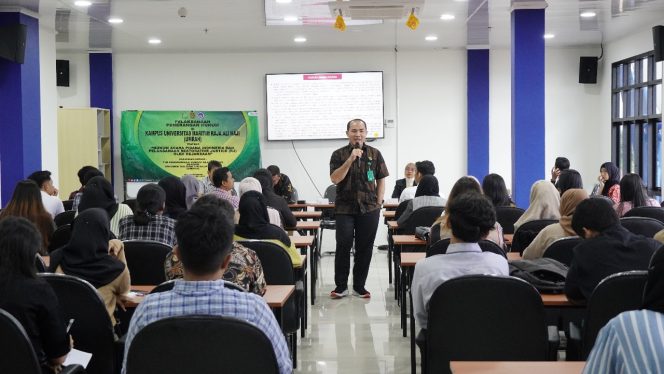 
					Tim Penkum dipimpin oleh Kasi Penerangan Hukum Yusnar Yusuf, S.H., M.H., Kasi Teknologi Informasi dan Produksi Intelijen M. Chadafi Nasution, , dan Kasi Sosial Budaya dan Kemasyarakatan, Yunius Zega, saat beri Pemaparan di kampus Umrah Tanjungpinang, Jum'at (06/09/2024)