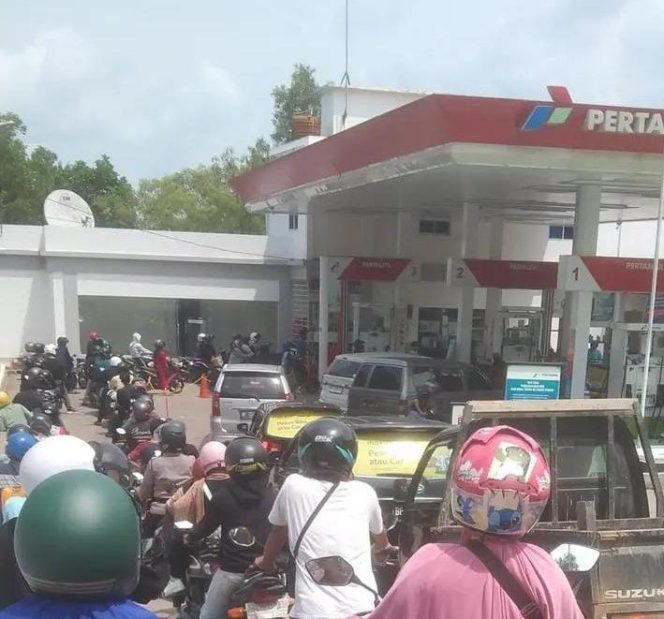 
					Antrean panjang pengendara kenderaan bermotor di salah satu SPBU Tanjungpinang