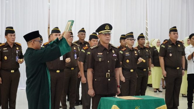 
					Kajati Kepri Teguh Subroto memimpin pelantikan Budhi Purwanto sebagai Kajari pertama di Kabupaten Kepulauan Anambas termasuk melantik dua pejabat eselon IIi lainnya di Aula Sasana Baharudin Loppa Kantor Kejati Kepri di Tanjungpinang, Senin (09/09/2024).