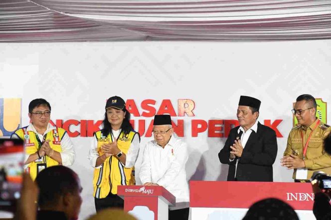 
					Wapres Ma'ruf Amin saat meresmikan 
Pasar Encik Puan Perak, didampingi Gubernur Kepri, Ansar Ahmad, Pj Wali Kota Tanjungpinang, Andri Rizal, serta Dirjen Cipta Karya Kementerian PUPR dan Bina Marga