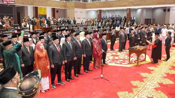 
					Ketua PT Kepri, Erwin Mengatas Malau melantik dan mengambil sumpah 43 Anggota DPRD Kepri periode 2024-2029 dalam Rapat Paripurna di Rapat Sidang Utama Balairung Raja Khalid, Kantor DPRD Provinsi Kepri, Senin (9/9/2924)