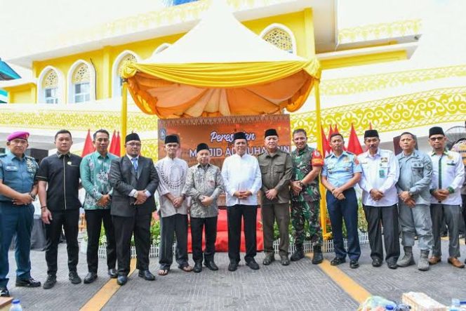 
					Gubernur Kepri Ansar Ahmad saat meresmikan penggunaan kembali masjid Al Muhajirin setelah revitalisasi, Senin (9/9/2024).