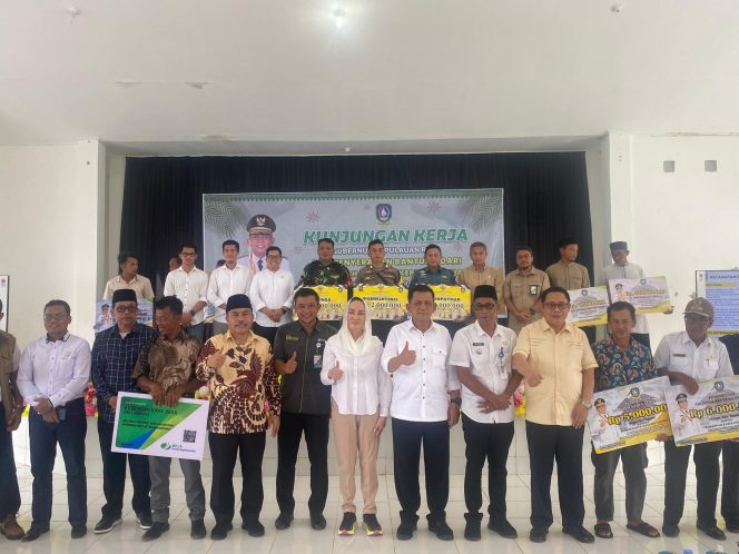 
					Gubenur Ansar dan Cen Sui Lan foto bersama dengan warga penerima bantuan