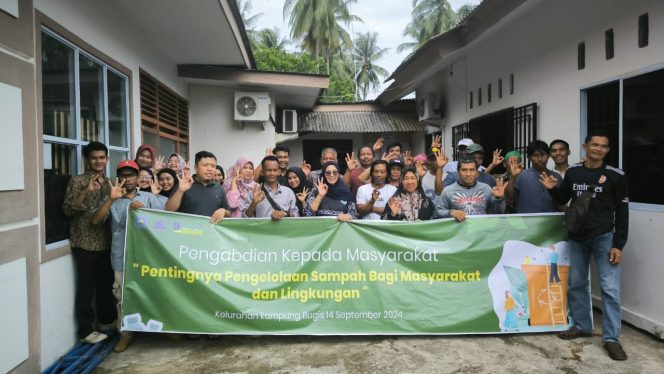 
					Tim Pengabdian UMRAH foto bersama usai sosialisasi pengelolaan sampah bagi masyarakat, baru-baru ini.